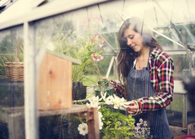 Bahçıvan bitki ile çalışma