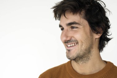 gülümseyen yakışıklı adam