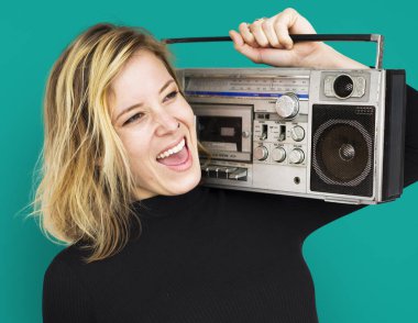 Boombox tutan kadın