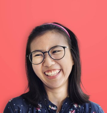 Genç, gülümseyen kadın