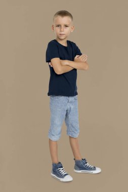 stüdyoda poz çocuk