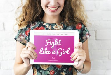 Dijital tablet tutan kadın