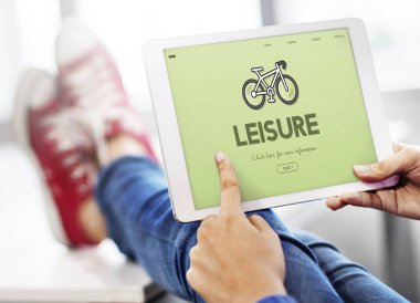 Dijital tablo kullanan kişi