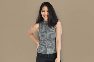  Asyalı kadın stüdyoda poz 