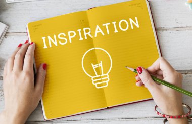 Günlüğe notlar yazan kadın