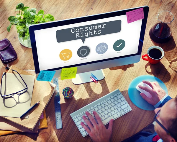 Man met behulp van computer aan werkplek tafel — Stockfoto