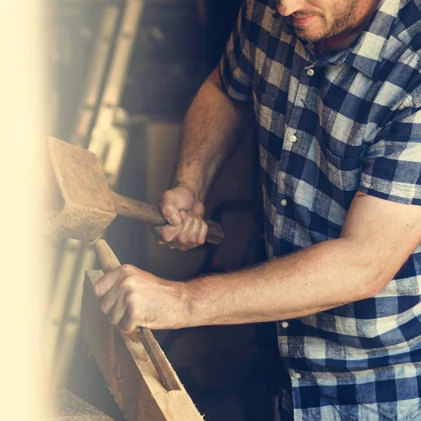 Carpintero trabajando en taller — Foto de Stock