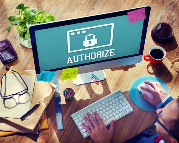 Hombre usando computadora en mesa de trabajo —  Fotos de Stock