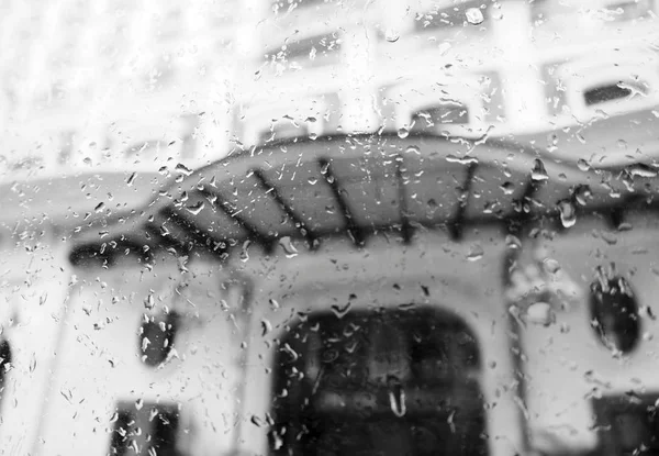 Janela de vidro com gotas de chuva — Fotografia de Stock