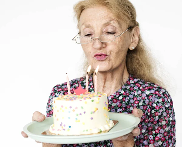 Senior kobietę tort urodzinowy — Zdjęcie stockowe