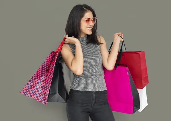 Ázsiai nő bevásárló táskák — Stock Fotó