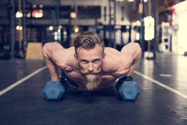 Hombre haciendo flexiones — Foto de Stock