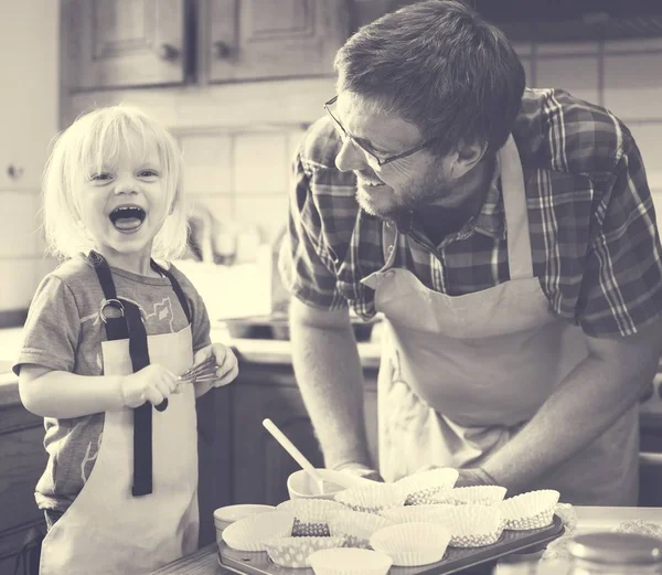 Padre e hijo horneando juntos — Foto de Stock