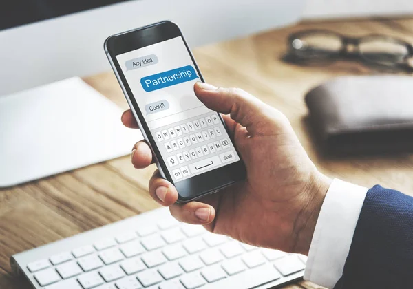 Hombre de negocios usando smartphone — Foto de Stock