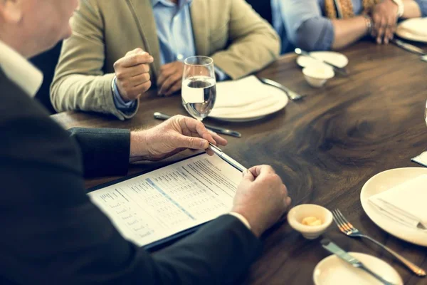 Pessoas de negócios em reunião corporativa — Fotografia de Stock