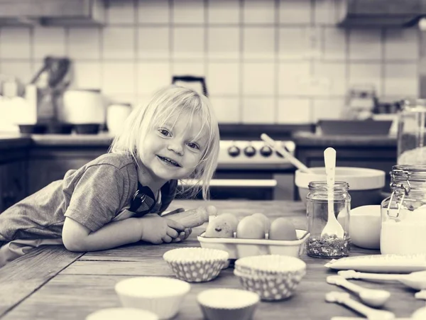 Kleine jongen Baking — Stockfoto