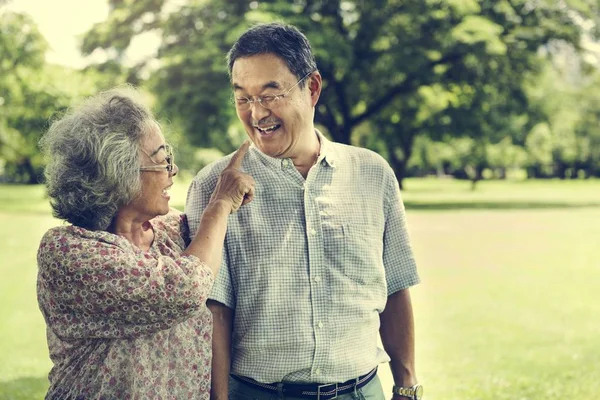 Senior paar ontspannen in park — Stockfoto