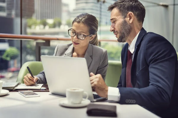 Empresários discutindo trabalho — Fotografia de Stock