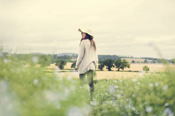 Woman in flowering field — Stock Photo, Image