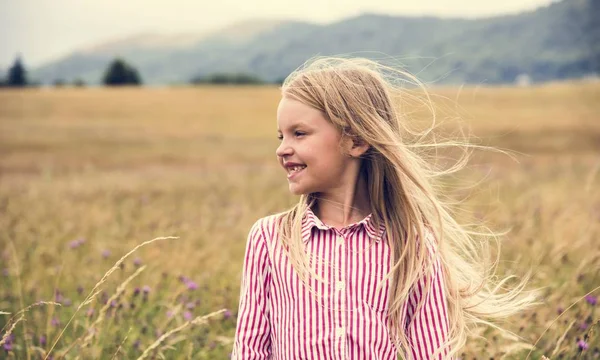 Kleines Mädchen auf dem Feld — Stockfoto