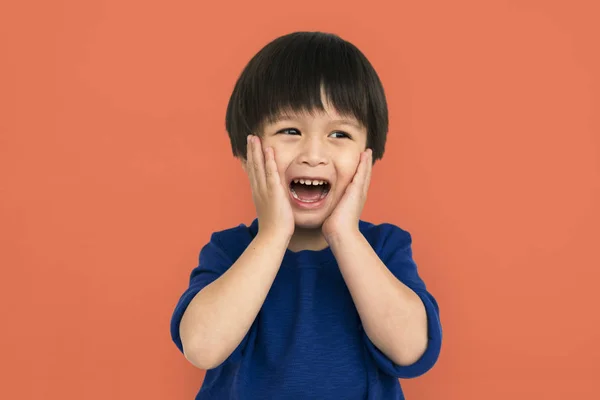 Angst asiatische Junge mit geöffnetem Mund — Stockfoto