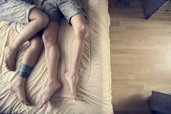 ベッドの中で同性愛者のカップル — ストック写真