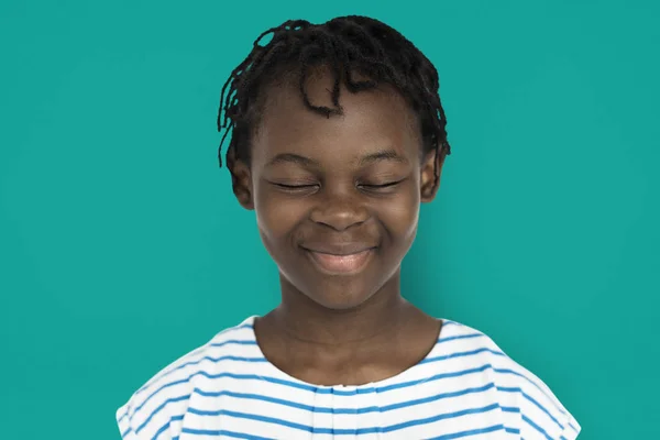 Kleines Mädchen lächelt mit geschlossenen Augen — Stockfoto