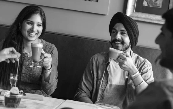 Amici indiani che bevono caffè e tè — Foto Stock