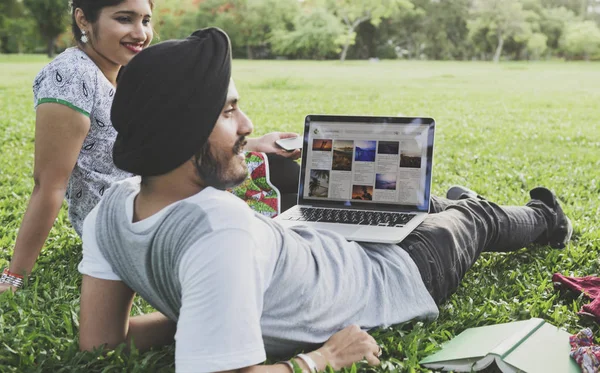 People chilling in park — Stock Photo, Image