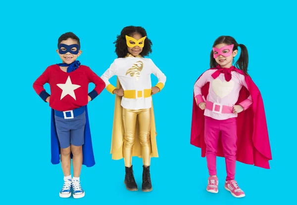 Kleine Kinder in kostümierten Superhelden — Stockfoto