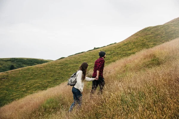 Jeune couple à l'extérieur — Photo