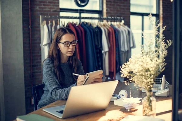 Femme travaillant dans un magasin de mode — Photo