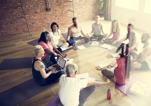 Joga yapan insanlar — Stok fotoğraf