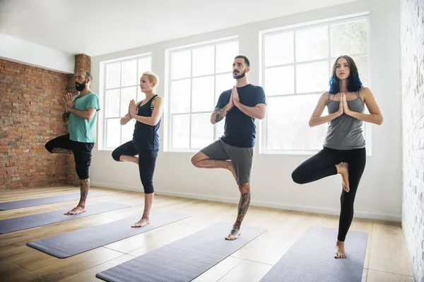 Znajomi ćwiczenie praktyce jogi — Zdjęcie stockowe