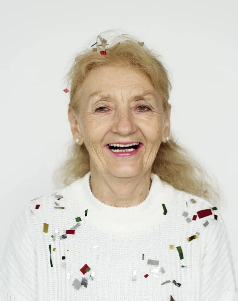 Senior vrouw en kleurrijke confetti — Stockfoto