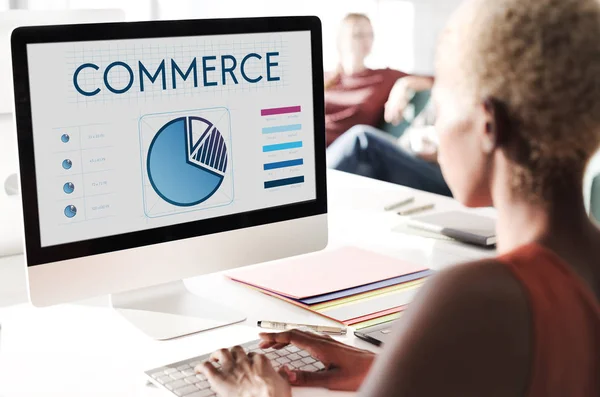 Businesswoman working on computer — Stock Photo, Image