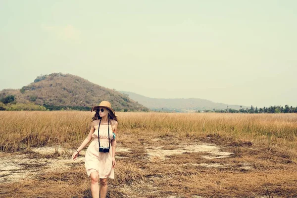 Mulher com câmera no campo — Fotografia de Stock