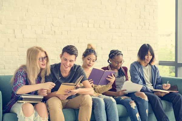 Estudiantes aprendiendo juntos — Foto de Stock