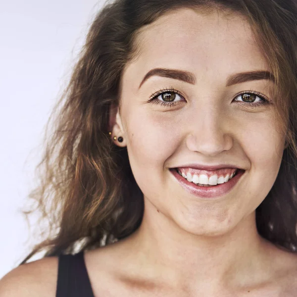 Schöne Frau mit lockigem Haar — Stockfoto