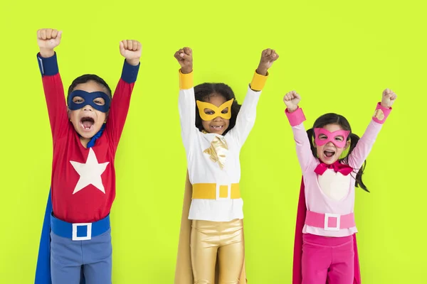 Små barn i kostymer superhjältar — Stockfoto