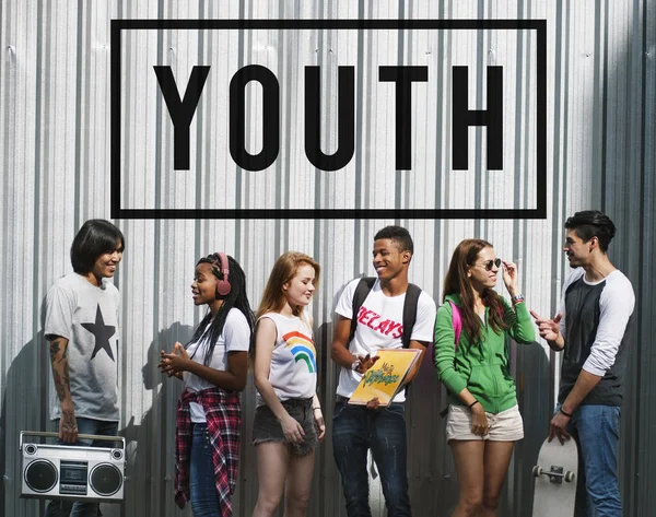 Zróżnicowane nastolatków wychodzić — Zdjęcie stockowe