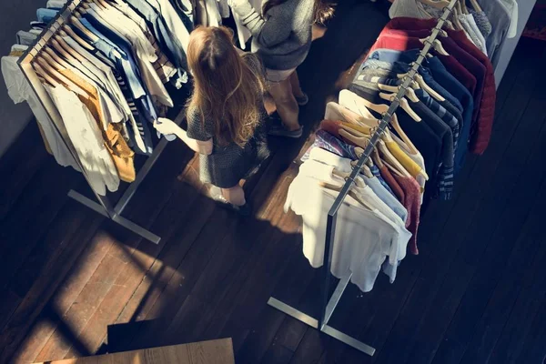 Donne nel negozio di moda — Foto Stock