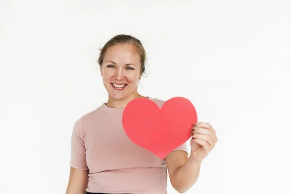 Mujer sosteniendo papel corazón —  Fotos de Stock