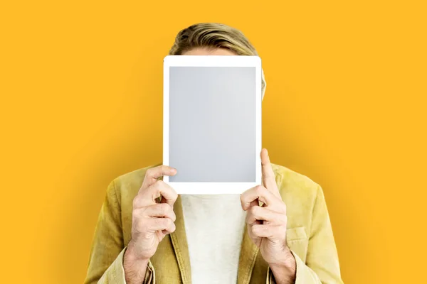 Pessoa segurando tablet digital — Fotografia de Stock
