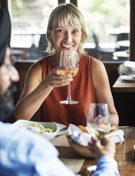 Paar trinkt Wein in Restaurant — Stockfoto