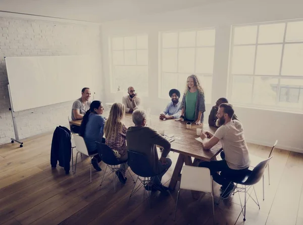 Diversas pessoas na mesa de reuniões — Fotografia de Stock