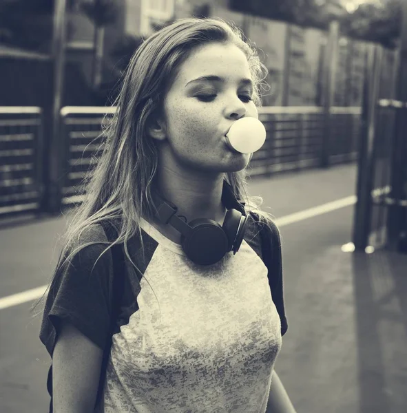 Adolescente chica masticando goma de mascar —  Fotos de Stock