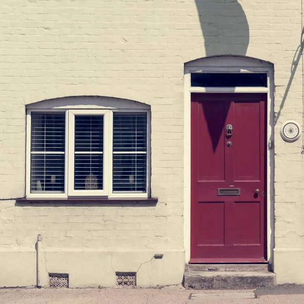 Maison en brique avec porte et fenêtre — Photo