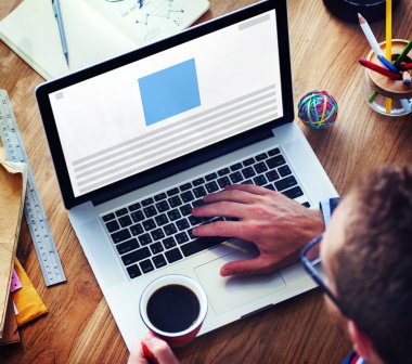 dizüstü bilgisayar kullanarak ve kahve içme adam