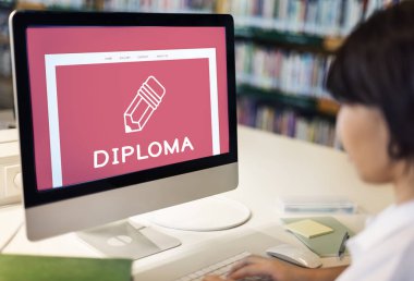 bilgisayarla çalışma öğrenci kız